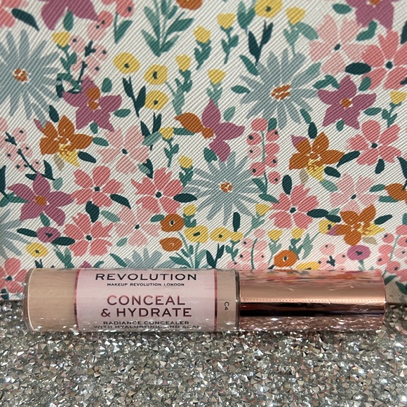 Revolution 5 Piece Cosmetic Set + Floral Pouch NWT - Picture 4 of 10